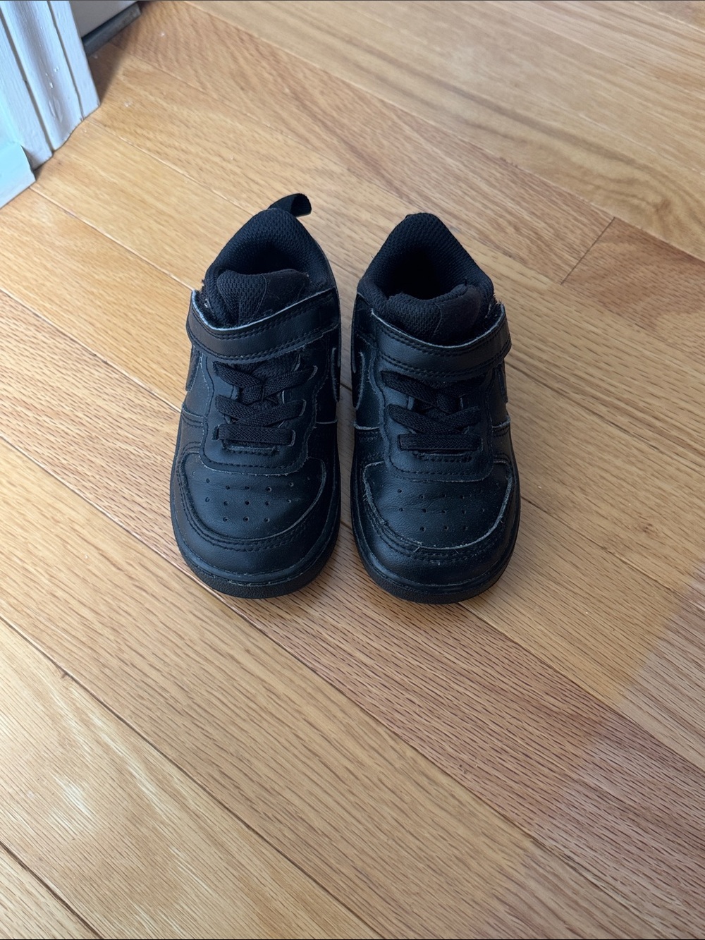 Nike Kids Black Low-Top Velcro Sneakers 7C